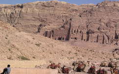 Turistára várva, háttérben a Királysírokkal, Petra, Jordánia