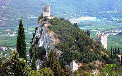 Arco vára Monte Coldorit sziklafalának tetejéről