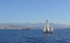 Korfu szigete mellett, a háttérben Albánia