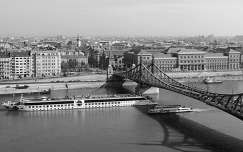 budapest folyó szabadság híd híd fekete-fehér magyarország duna hajó