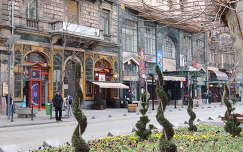 Budapest,Mai Manó háza és Thália színház a Nagymező utcában