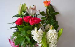 névnap és születésnap liliom rózsa jácint virágcsokor és dekoráció