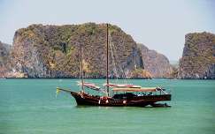címlapfotó tenger kövek és sziklák thaiföld hajó vitorlás