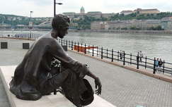 József Attila szobra a Duna parton,Budapest