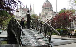 Nagy Imre szobra a Parlamenttel,Budapest