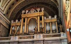 Az esztergomi Szent Adalbert Főszékesegyház 5 manuálos Mooser orgonája,melyet Ludwig Mooser épített 1856-ban,Salzburgban,eredetileg mechanikus csúszkaládás,3 manuálos és 49 regiszteres volt.A jelenlegi diszpozíció 146 regisztert tartalmaz,melyek 5 manuálo