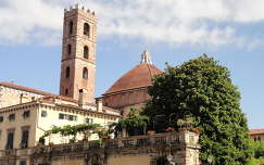 Tetőterasz a verőfényes Lucca-ban