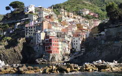 Cinque Terre egyik színpompás faluja