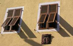 Árnyékok egy freiburgi ház falán, Németország