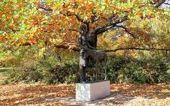 szobor ősz fa