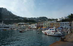 Capri a kikötőből, Olaszország