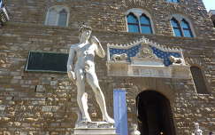 Firenze, a Dávid-szobor és a városháza bejárata