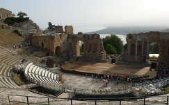 Görög színház romjai Taorminában.   Szicília