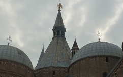 Padovai Szent Antal bazilika teteje, Olaszország