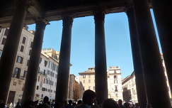 A Pantheon oszlopai közül a kilátás