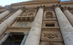 A Szent Péter Bazilika bejárata