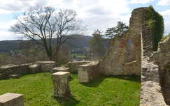 A Schlossbergen található templommaradvány, Mecseknádasd