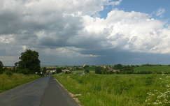 Falu, felhők, út, mező Nagykanizsa közelében