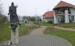 Világháborús szobor. Katonai Emlékpark, Pákozd