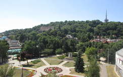 Miskolc, virágóra, Szent István tér - háttérben az Avas. Fotó: Kupcsik Sarolta