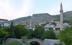 Az Öreg Híd kicsinyített mása, nem messze az újjáépített hídtól, Mostar, Bosznia-Hercegovina