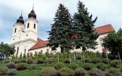 templom tihanyi-félsziget tihanyi apátság fenyő balaton magyarország