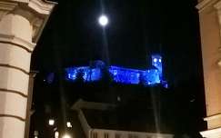 Ljubljana-i vár kivilágítva teliholdnál