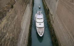 Yacht. Korinthoszi-csatorna.