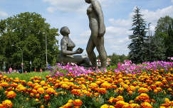 Magyarország, Debrecen, Bőség szobor (Vígh Tamás, 1960, bronz)
