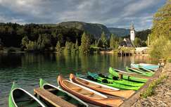 szlovénia templom csónak alpok tó nyár