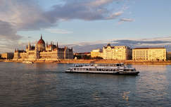 országház budapest folyó magyarország duna hajó