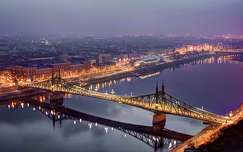Szabadság hí­d hajnalban-Budapest