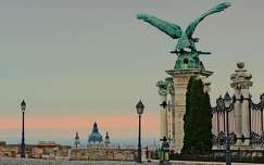 Turul szobor Budapesten,háttérben a Szent István Bazilika