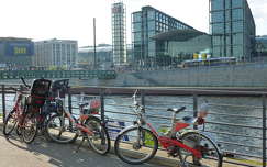 A Hauptbanhof a Spree túlpartjáról, Berlin