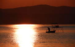 naplemente balaton csónak tükröződés tó magyarország nyár