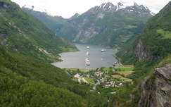 Norvégia   Geiranger-fjord,    16km hosszan, 2000m magas hegyek között vezet a szárazföld belsejébe, mélysége 300 méter.