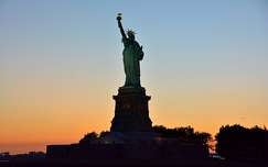 a Szabadság szobor a lenyugvó nap előterében, New York, USA