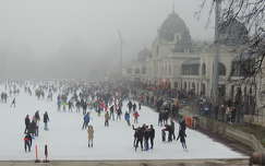 Budapesti jégpálya ködben