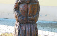 Magányosan.