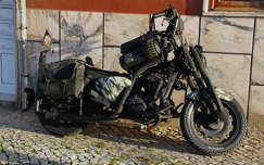 Moto antiga, moto modificada.