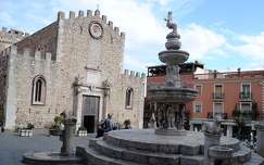Duomo di Taormina (Cattedrale di San Nicolò di Bari) - Fontana di Piazza Duomo -, Szicília