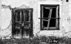 Romos ház, fekete-fehér, vidék, ajtó, ablak