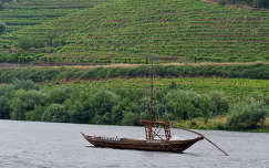 Portugália - Douro-folyó, régen ilyen kis hajókkal szállították a portóit