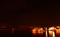 írország éjszakai képek kikötő hajó