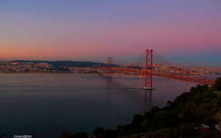 Ponte Sobre o Rio Tejo