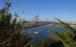 Ponte sobre o Rio Tejo, Lisboa ao fundo.