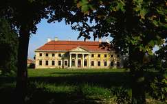 A Cziráky-kastély Lovasberényben, Fejér megyében található.
