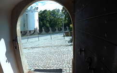 Rálátás a Szt. Anna templom ajtajából a túloldali Mednyászky kastély tornyára, Nagyőr