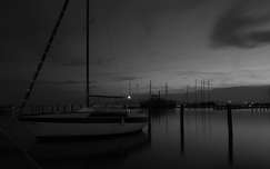 éjszakai képek kikötő fekete-fehér tó vitorlás