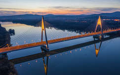 címlapfotó budapest folyó híd tükröződés magyarország duna kék óra